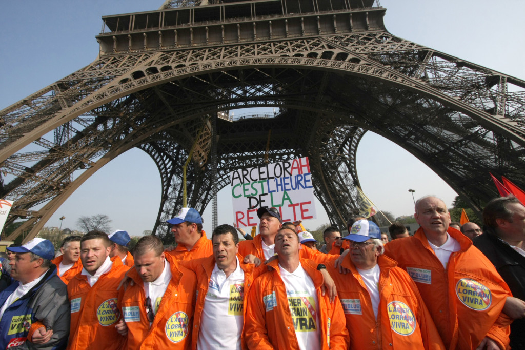 Les marcheurs sous la Tour Eiffel